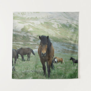 EEN GROEP VAN HOREN OP EEN MOUNTAIN PASTURE WANDKLEED