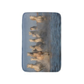 Een groep witte paarden in de Camargue Badmat (Voorkant Verticaal)