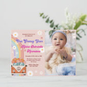 Een groovy jaar retro regenboog 1e verjaardag foto kaart (Staand voorkant)