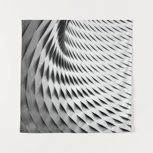 EEN GURVEERD FABRIEK DAT IN WITTE LATTICEWORK WORD WANDKLEED (Voorkant)