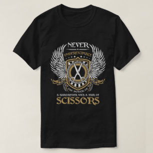 Een haarser met een schaar t-shirt