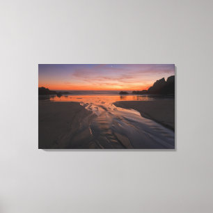 Een halve maan gaat door een schemerkleurige hemel canvas afdruk