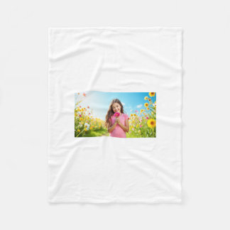 Een handdoek met een meisje erin fleece deken