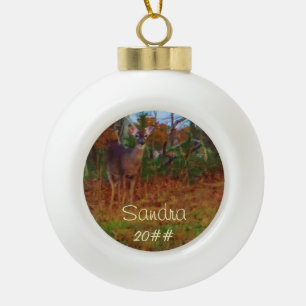 Een handelaar personaliseert zich met naam keramische bal ornament