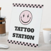 Een Happy Babe Roze Tattoo Stationsbord Reclamebord Met Voetstuk (Insitu)