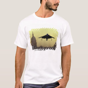 Een Harrier-jet landend op de Mall bij zonsopgang T-shirt