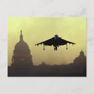 Een Harrier-straaljager die bij het aanbreken van Briefkaart