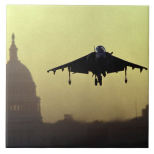 Een Harrier-straaljager die bij het aanbreken van  Tegeltje