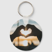 Een hart vormen met sleutelhanger van de handen (Voorkant)