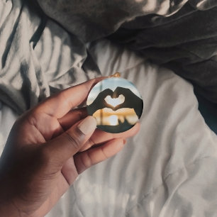 Een hart vormen met sleutelhanger van de handen