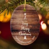 Een heel prettige kerstboom op bijtend hout keramisch ornament