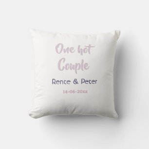 Een heet stel voeg naam paarse pastel retro modern kussen