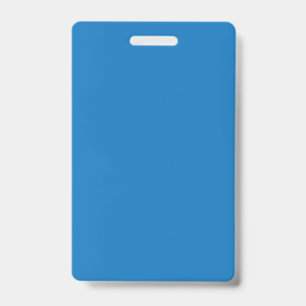 Een heldere blauwe lucht zonder wolken vult de hel badge