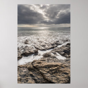 Een heldere maar bewolkte dag op Porthcurnick Beac Poster