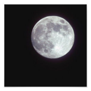 Een heldere volle maan in een zwarte nachthemel. foto afdruk
