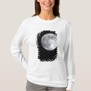 Een heldere volle maan in een zwarte nachthemel. t-shirt