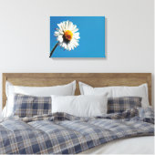 Een heldere Witte Daisy onder een Big Blue Sky Canvas Afdruk (Insitu (Slaapkamer))
