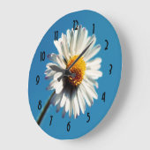 Een heldere Witte Daisy onder een Big Blue Sky Grote Klok (Hoek)