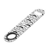 Een herenclub. Mustache patroon 2 Speed Flessenopener (Voorkant Gekanteld)