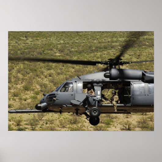 Een HH-60 Pave Hawk vliegt over de woestijn Poster (Voorkant)