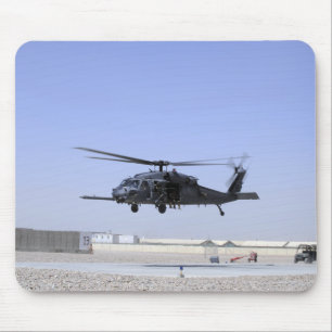 Een HH-60G Pave Hawk die uit Camp Bastio gaat Muismat