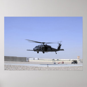Een HH-60G Pave Hawk die uit Camp Bastio gaat Poster