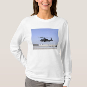 Een HH-60G Pave Hawk die uit Camp Bastio gaat T-shirt