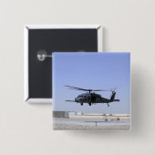 Een HH-60G Pave Hawk die uit Camp Bastio gaat Vierkante Button 5,1 Cm (Voorkant /achterkant)