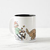 Een hond die een eekhoorn achtervolgt tweekleurige koffiemok (Voorkant links)