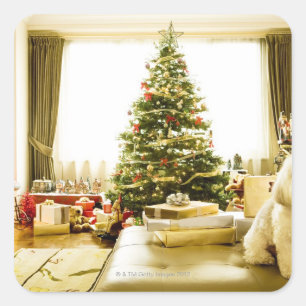 Een hond die voor de kerstboom staat vierkante sticker