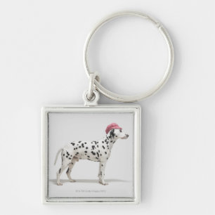 Een hond met een pet sleutelhanger