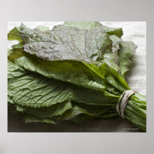 Een hoop verse mosterdgroenen van een boer poster