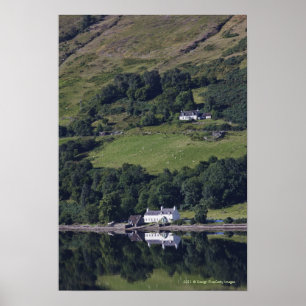 Een huis langs het water poster