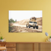 Een Humvee leidt veiligheid Canvas Afdruk (Insitu (Woonkamer))