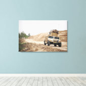 Een Humvee leidt veiligheid Canvas Afdruk (Insitu (Houten vloer))