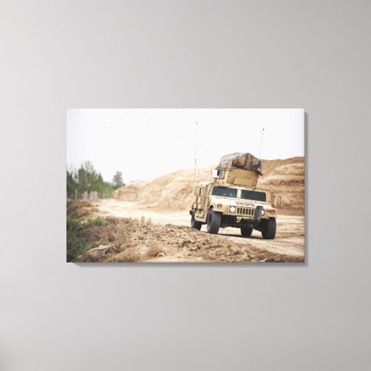 Een Humvee leidt veiligheid Canvas Afdruk (Voorkant)