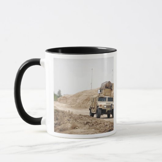 Een Humvee leidt veiligheid Mok (Links)