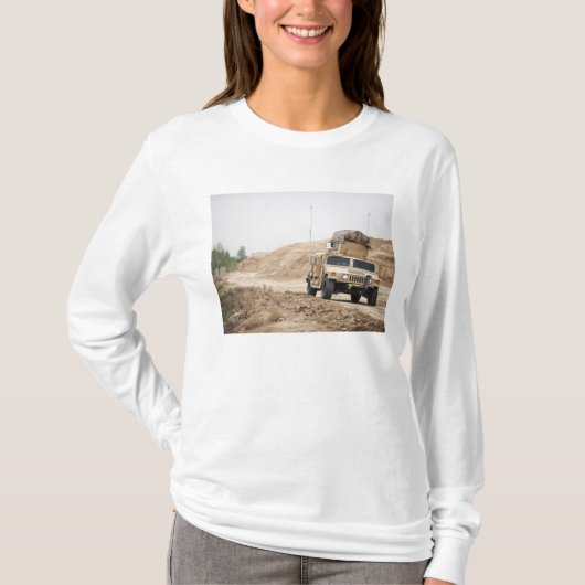 Een Humvee leidt veiligheid T-shirt (Voorkant)