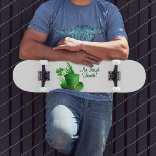 Een Ierse aanraking Leprechaun Kloofhoed in Gras Skateboard