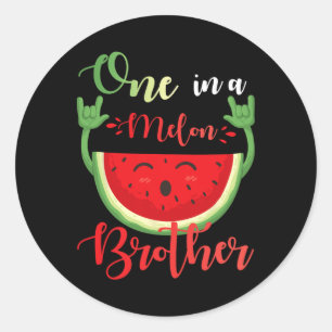 Een in een meloen broeder grappige verjaardag bijp ronde sticker