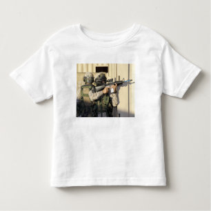 Een infanterieverkenner richt zijn wapen op kinder shirts
