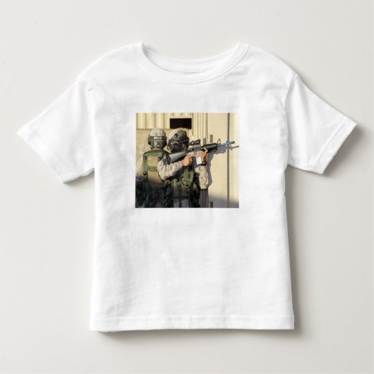 Een infanterieverkenner richt zijn wapen op kinder shirts (Voorkant)