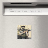 Een infanterieverkenner richt zijn wapen op magneet (Insitu (Vaatwasser))