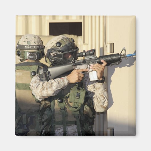 Een infanterieverkenner richt zijn wapen op magneet (Voorkant)