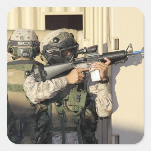 Een infanterieverkenner richt zijn wapen op vierkante sticker (Voorkant)