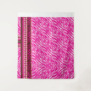 Een ingewikkeld bloemmotief in roze en wit, art wandkleed