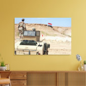 Een instructeur kijkt als Irakese soldaat Canvas Afdruk (Insitu (Woonkamer))