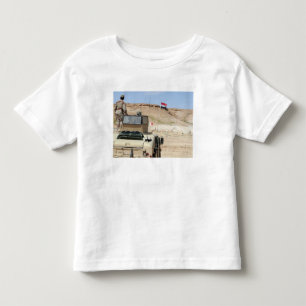 Een instructeur kijkt als Irakese soldaat Kinder Shirts