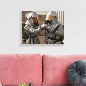 Een Iraakse brandweerman Canvas Afdruk (Insitu (Woonkamer))