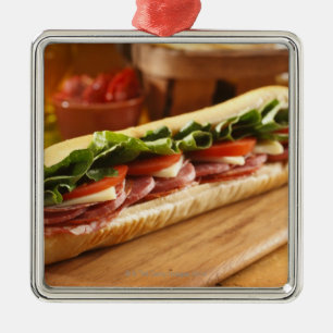 Een Italiaanse sub-sandwich met 2 Metalen Ornament